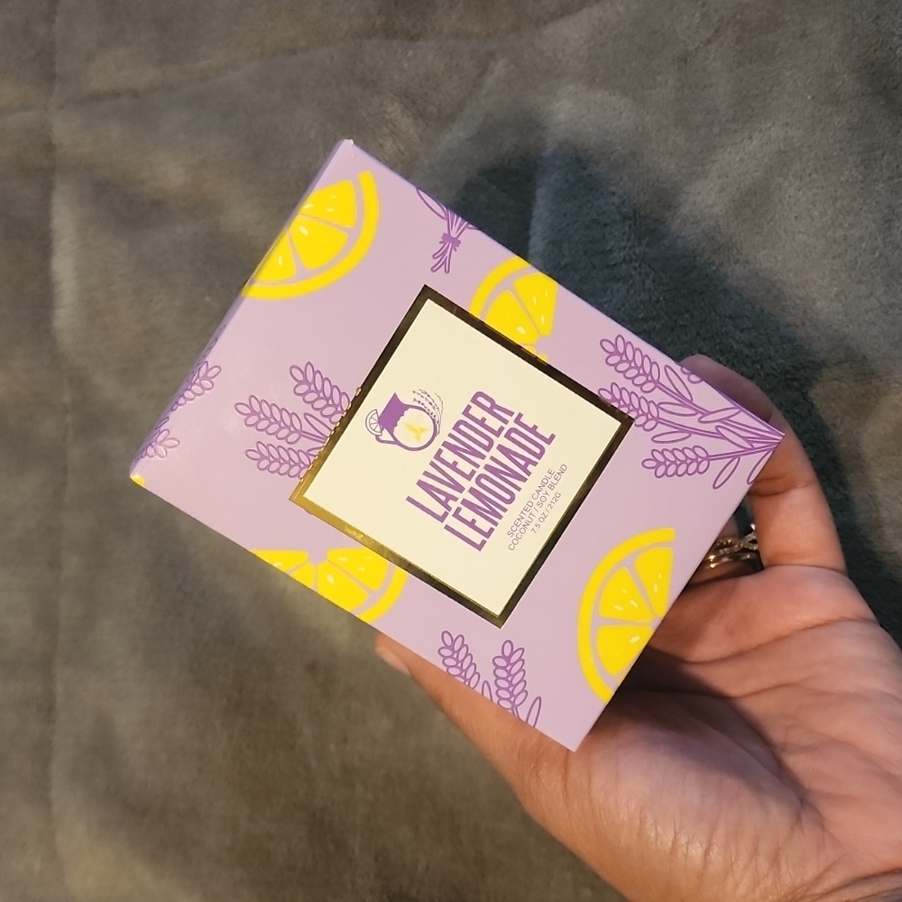 💫Jeffree Star Lavender Lemonade Candle💜